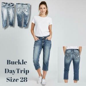 BUCKLE DAYTRIP Jeans VIRGO Mid-Rise Curvy Cropped Distressed Medium Wash Size 28